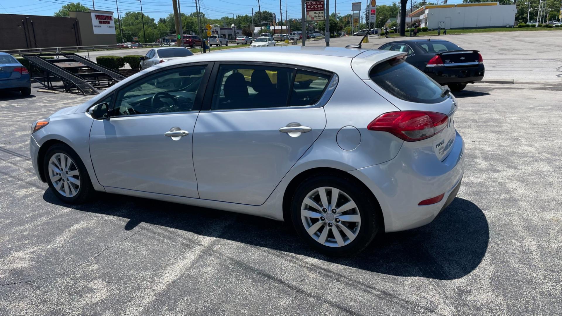 2015 Silver /BLACK / GRAY Kia Forte 5-Door EX (KNAFX5A83F5) with an 4 CYL 2.2 GDI engine, 6-Speed Automatic transmission, located at 2710A Westlane Rd., Indianapolis, IN, 46268, (317) 291-2000, 39.885670, -86.208160 - Photo#4